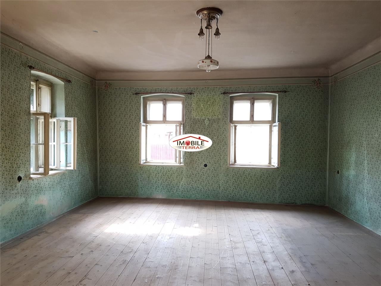 Casa situata in centrul comunei Cristian