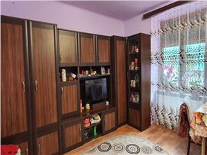 Apartament la casa Piata Cibin, cu geamuri la strada