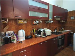 Casa cu 3 apartamente si 600 mp teren zona Lupeni