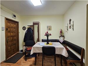 Apartament 3 camere decomandat cu pivnita de vanzare in Vasile Aaron