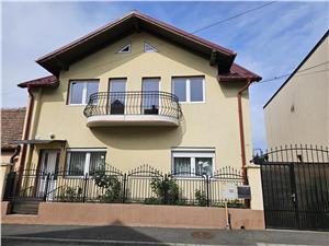 Casa spatioasa cu 2 apartamente zona Lupeni - Sibiu