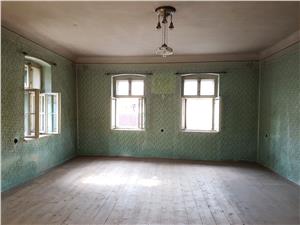 Casa situata in centrul comunei Cristian