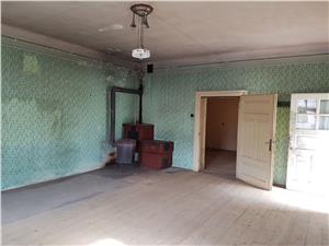 Casa situata in centrul comunei Cristian