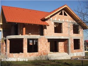 Casa la rosu de vanzare in Tocile   Sibiu cu 5 camere si 730 mp teren