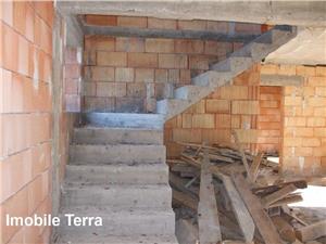 Casa la rosu de vanzare in Tocile   Sibiu cu 5 camere si 730 mp teren