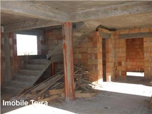 Casa la rosu de vanzare in Tocile   Sibiu cu 5 camere si 730 mp teren